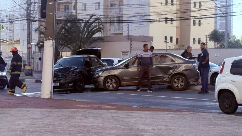 Trânsito Travado: Acidente na Avenida Francisco Rodrigues Filho em Mogi das Cruzes Causa Lentidão