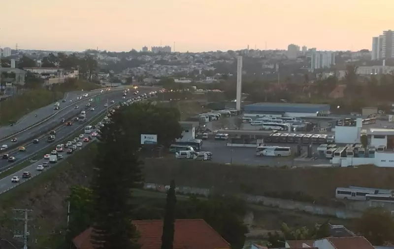 Três veículos se envolvem em grave engavetamento e causam caos na Raposo Tavares, em Sorocaba