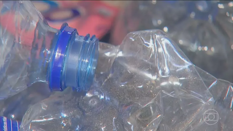 USP cria método revolucionário que elimina 92% de substância tóxica da água contaminada por plásticos