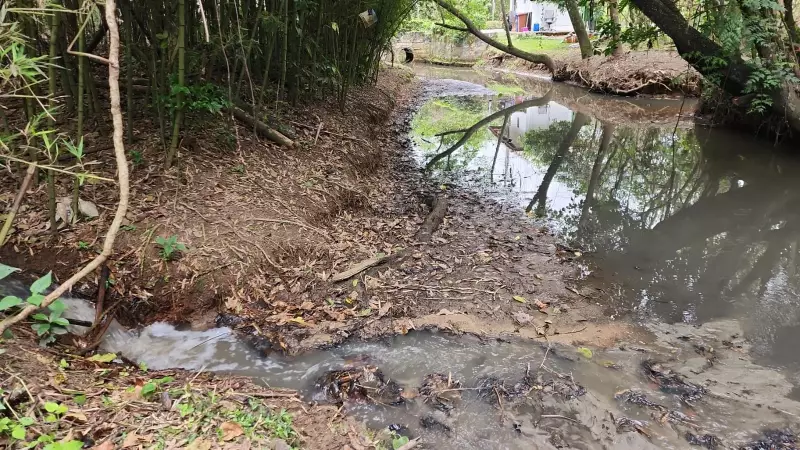 Vazamento de Esgoto Ameaça Lagoa da Conceição: Obra na Rede Causa Transtorno Ambiental em Florianópolis