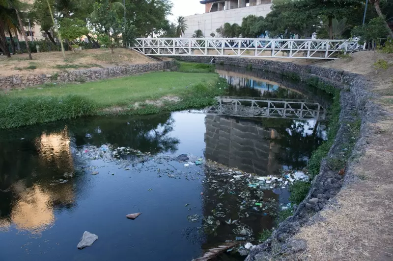 Vazamento de Esgoto em Fortaleza: Praia do Mucuripe Sob Ameaça de Poluição no Riacho Maceió