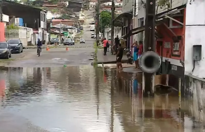 Vazamento de Água Inunda Ruas do Bairro 18 do Forte em Aracaju: Saiba o que Aconteceu