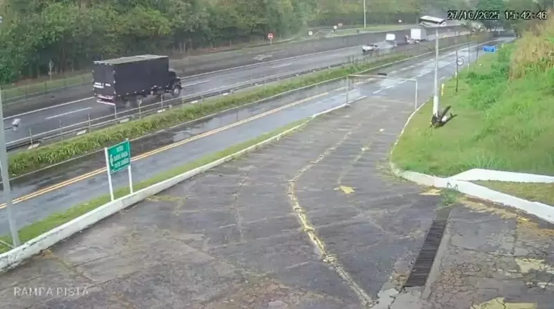VÍDEO CHOCANTE: Ônibus com torcedores do Flamengo tomba na RJ-139 em Angra dos Reis