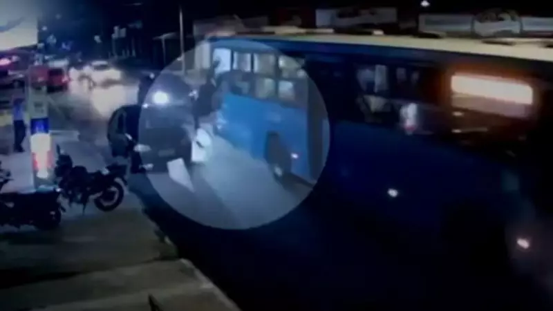VÍDEO CHOCANTE: Passageiros caem pela janela de ônibus em movimento em Goiás