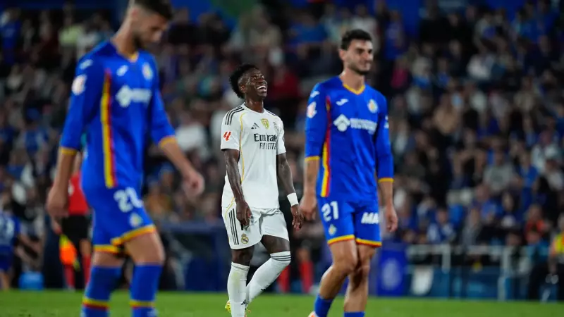 Vini Jr. sofre insultos racistas em jogo tenso: 'É por isso que todo mundo te odeia'