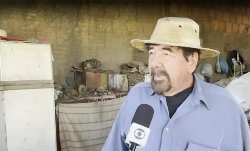 Vivendo no Escuro: Idoso de MG Passa 20 Anos Sem Energia Elétrica e Geladeira Vira Móvel Decorativo