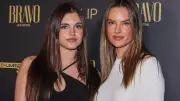 Alessandra Ambrosio e filha brilham no tapete vermelho: sósias impressionam em noite de gala
