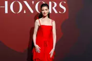 Anne Hathaway brilha em vermelho Valentino e prova que a cor é a grande tendência do momento