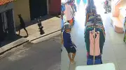 Assalto a loja em Teresina é filmado por câmeras; bandidos agem com violência e roubam R$ 4 mil
