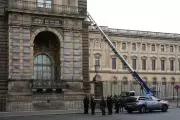 Assalto Ousado ao Louvre: Novas Imagens Revelam Fuga de Ladrões em Paris