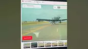 Avião Monomotor Invade Rodovia e Quase Colide com Carro em Cena de Suspense