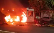BAURU EM ALERTA: Trailer de lanches pega fogo em frente à universidade e causa pânico entre estudantes