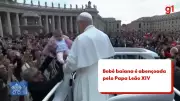 Bebê baiana de 7 meses recebe bênção especial do Papa Leão XIV no Vaticano | Momento emocionante