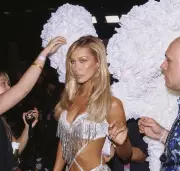 Bella Hadid revela crise de ansiedade nos bastidores do Victoria's Secret Fashion Show