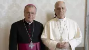 Bispo Presenteia Papa Leão XIV com Camisa do Bragantino em Encontro Histórico no Vaticano