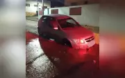 Buraco gigante engole carro em Itapeva: motorista escapa ileso em cena de filme de terror urbano