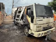 Caminhão é consumido por chamas e fica totalmente destruído em via de Rio Branco