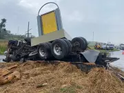Caminhão Carregado de Abacaxis Tombou na Dutra e Destrói Ponto de Ônibus em Pindamonhangaba | Acidente Interrompe Tráfego