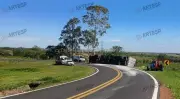 Caminhão Carregado de Cimento Tomba na Rodovia e Interdita Pista em Bauru | Acidente Grave