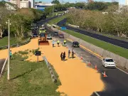 Caminhão carregado de milho tomba e interdita rodovia em Rio Preto; trânsito tem filas quilométricas