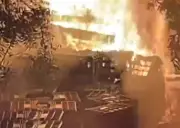 Caminhão pega fogo após colisão traseira com carreta na BR-101, em Umbaúba