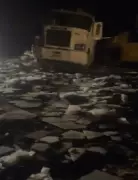 Caminhão Perde Controle e Carga de Granito Tomba na MG-111: Acidente Fecha Rodovia