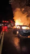 Carro é totalmente destruído por chamas na Serra da Rodovia Oswaldo Cruz, em Ubatuba