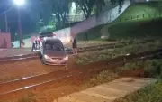 Carro fica preso em trilhos e causa transtorno no trânsito de Apucarana; motorista escapa ileso