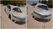 Carro fica quase soterrado ao cruzar estrada com dunas móveis no Ceará | Vídeo impressionante