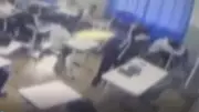 Cena chocante em sala de aula: Adolescente aplica cadeirada em colega durante briga em Goiás