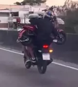 Cena surreal na Barra: homem pilota moto enquanto garupa carrega outra moto no colo | Vídeo