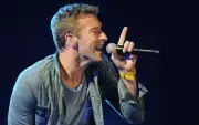 Chris Martin do Coldplay faz surpresa épica e canta com fãs nas ruas de Belém antes de show