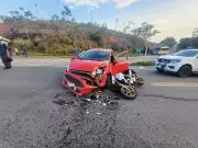 Colisão entre carro e moto deixa duas vítimas feridas em Barra do Piraí | Acidente na RJ-145