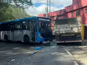 Colisão entre ônibus e carreta deixa feridos na Estrada União Indústria, em Juiz de Fora