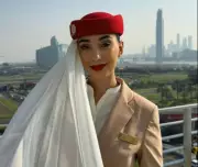 Comissária da Emirates viraliza ao revelar salário milionário e estilo de vida luxuoso em Dubai