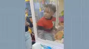 Criança de 5 anos tem susto ao ficar presa dentro de máquina de pelúcias no Rio