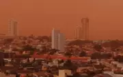 Céu de Jataí fica alaranjado com impressionante nuvem de poeira: fenômeno raro transforma paisagem no interior de Goiás