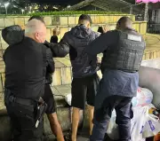 Dupla é presa com armas e drogas após tentativa de fuga em Angra dos Reis