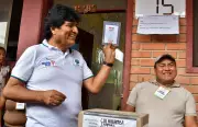Evo Morales vota na Bolívia sob tensão: ex-presidente cumpre mandado de prisão durante segundo turno
