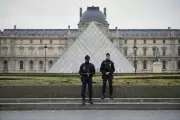 Falha ou Funcionamento? O Caso do Roubo no Louvre que Divide o Governo Francês