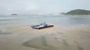 Ferry-boat encalha em banco de areia em Guaratuba: veja o vídeo impressionante