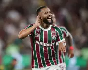 Fluminense vence o Internacional e entra no G6 do Brasileirão em noite de virada emocionante