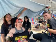 Fãs de Guns N' Roses em Cuiabá enfrentam 16 horas de fila após plantão: mãe, filha e farmacêutico mostram dedicação