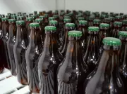 Garrafas de Cerveja Viram Arma Poderosa Contra a Erosão nas Praias Brasileiras