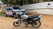 Grupo de seis pessoas cerca e agride homem com capacete para roubar moto em MG