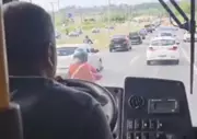 Herói Improvável: Passageiro Assume Volante de Ônibus na BR-101 Após Mal-Estar do Motorista