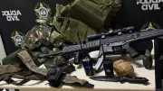 Homem é preso com arma e drogas em Duque de Caxias: veja detalhes da operação policial