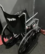 Homem rouba cadeira de rodas de posto de saúde em SP para tentar enganar o INSS