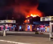 Incêndio de grandes proporções destrói loja de bicicletas no Centro de Maceió