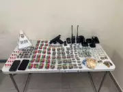 Jovens são presos com arma e drogas em Volta Redonda: ação policial apreende revólver e porções de maconha
